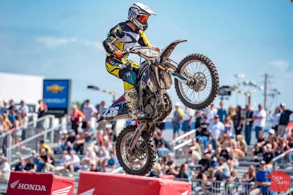 What is the Difference Between Motocross and Supercross? - Risk Racing